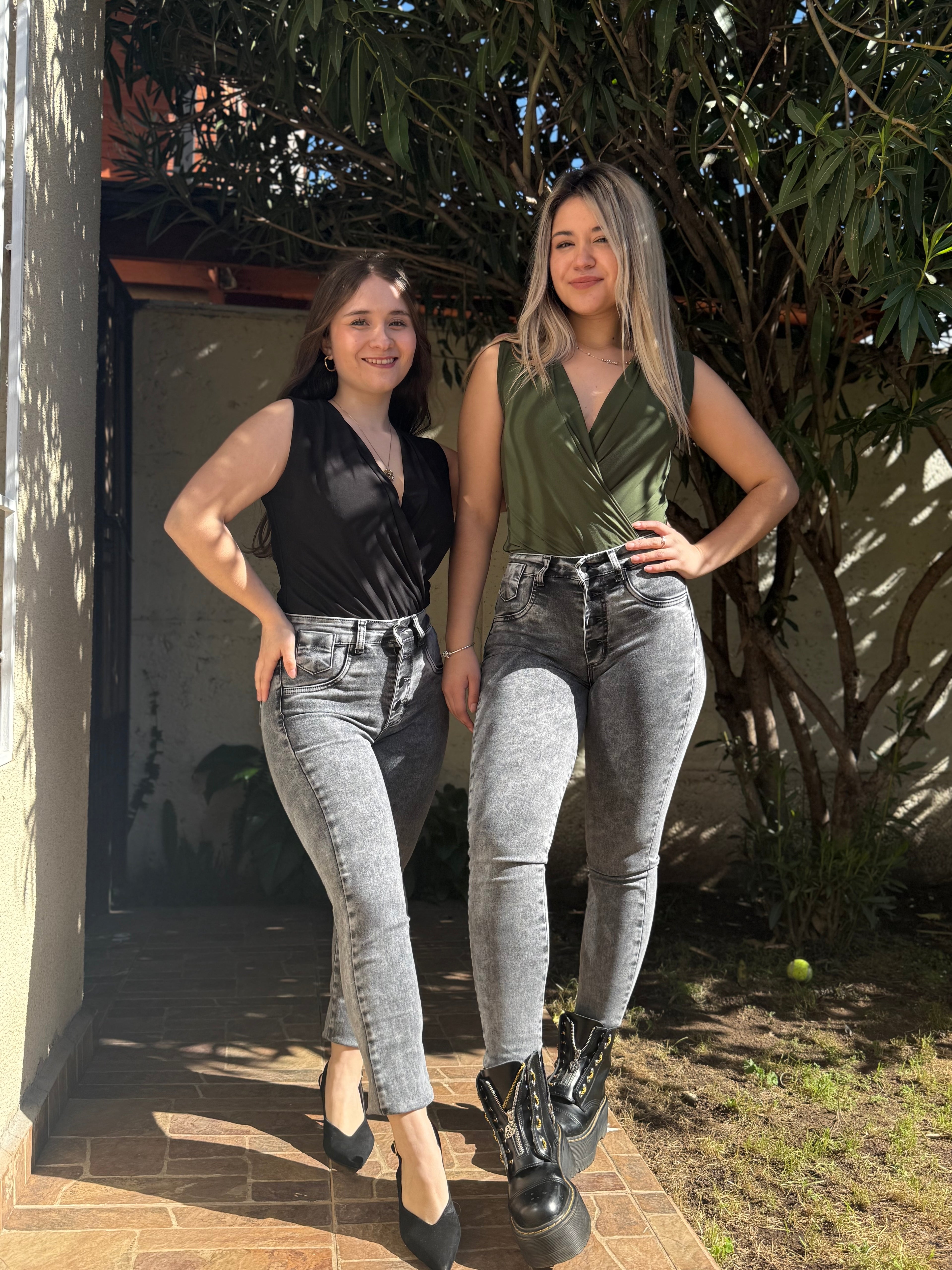 JEANS BOTONES GRIS